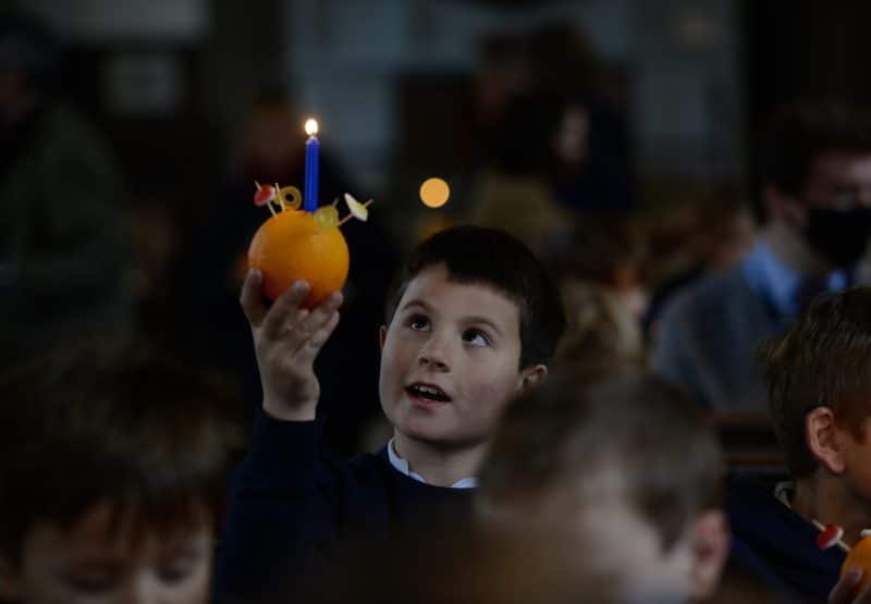 Pupils enjoy candlelit Christingle Service